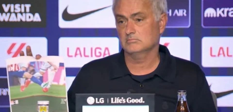 José Mourinho critica a los árbitros con imágenes impresas tras la derrota en el derbi