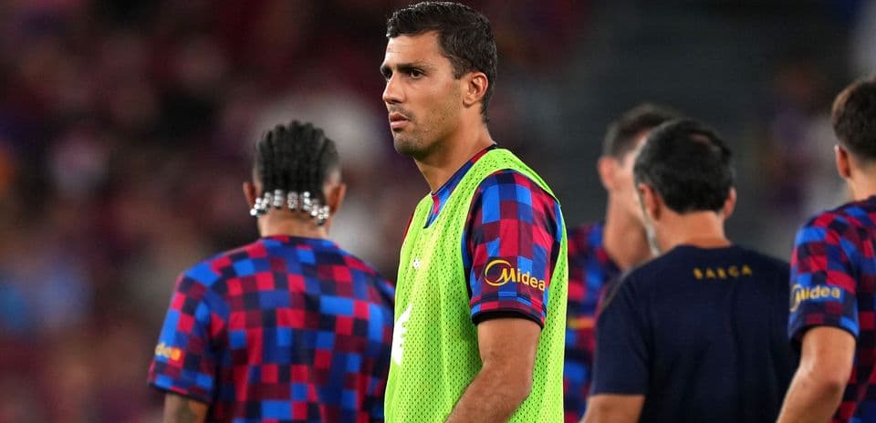 Hansi Flick justifica por qué Rodri sigue en el banquillo de Barcelona en medio del dilema con Pedri