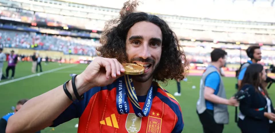Marc Cucurella cumple su promesa con un tatuaje de Luis de la Fuente tras ganar el Mundial