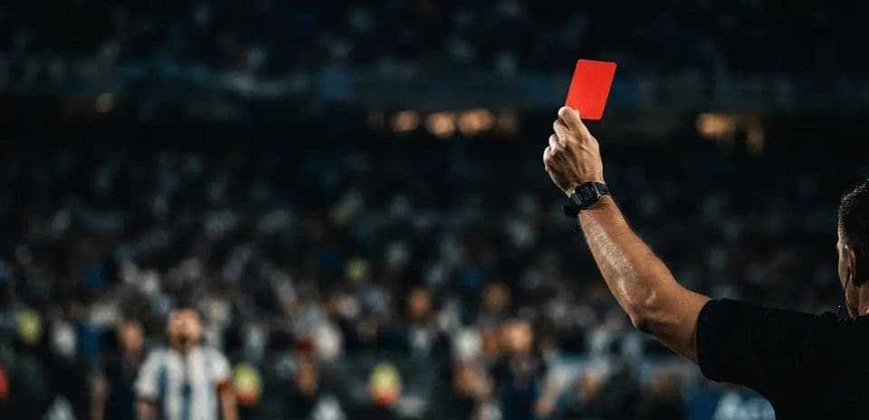 Argentina, primer país con tres expulsados en una final de Mundial
