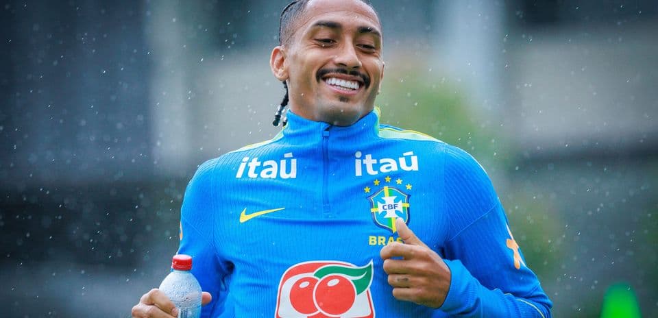 Raphinha recibe la histórica camiseta número 10 de Brasil para amistosos contra Australia e India