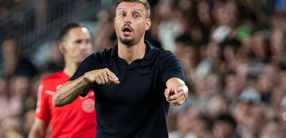 Martin Anselmi presenta un plan atrevido para Elche frente a Real Madrid