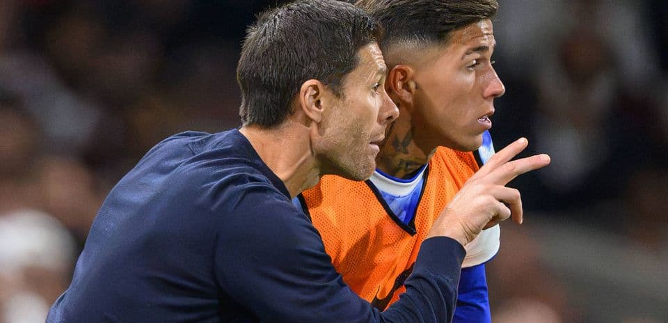 Xabi Alonso actualiza sobre posibles salidas de Enzo Fernández y Pedro Neto en Chelsea mientras el argentino se acerca a récord en Manchester City