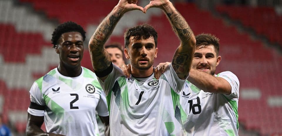 República de Irlanda evita saludos y usa brazaletes negros en victoria clara sobre Israel en la Nations League