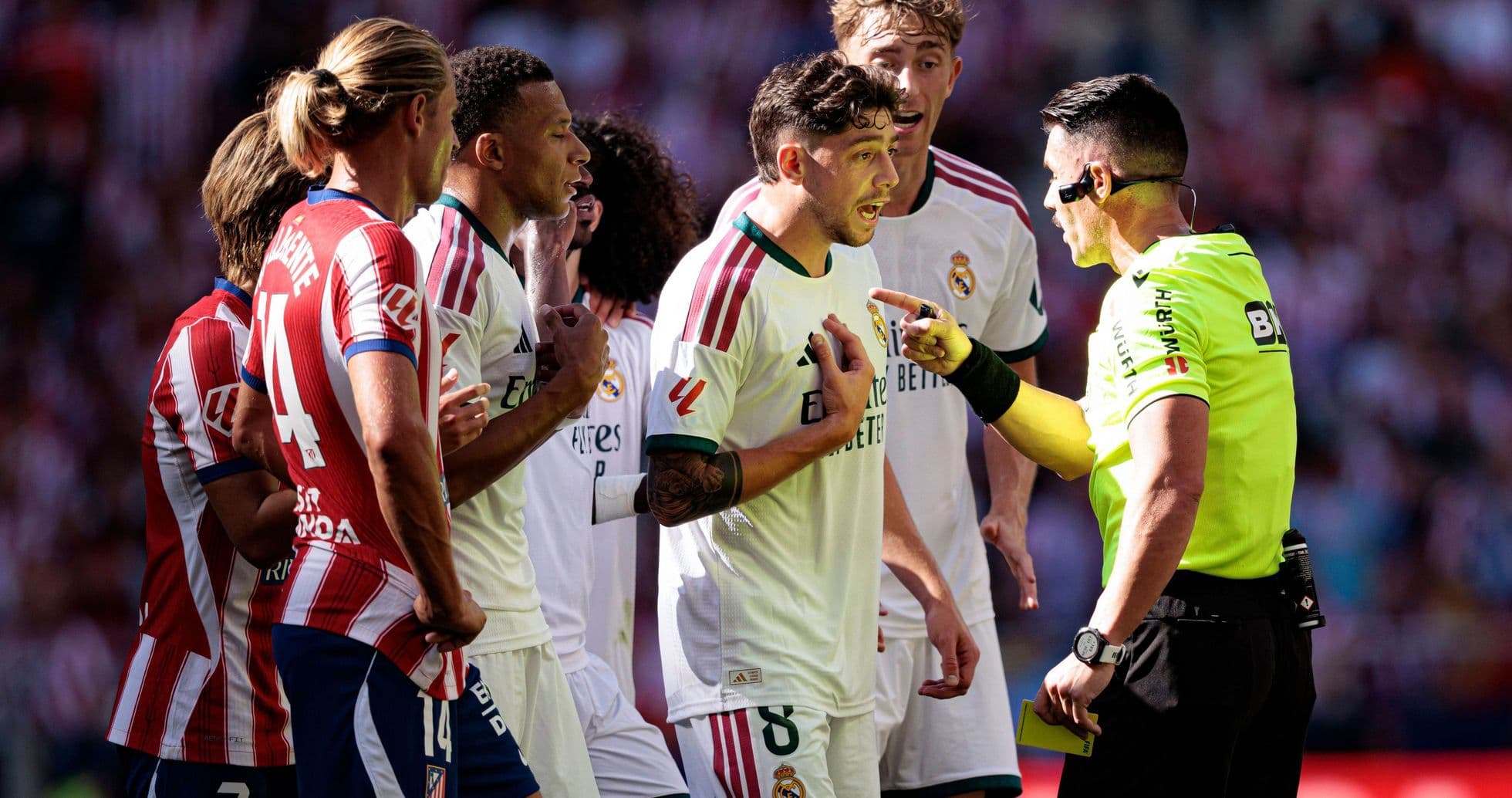 Real Madrid TV arremete contra el árbitro tras polémica derrota en el derbi ante Atlético