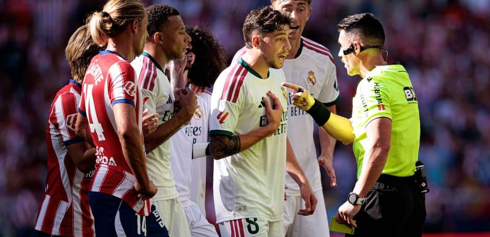 Real Madrid TV arremete contra el árbitro tras polémica derrota en el derbi ante Atlético