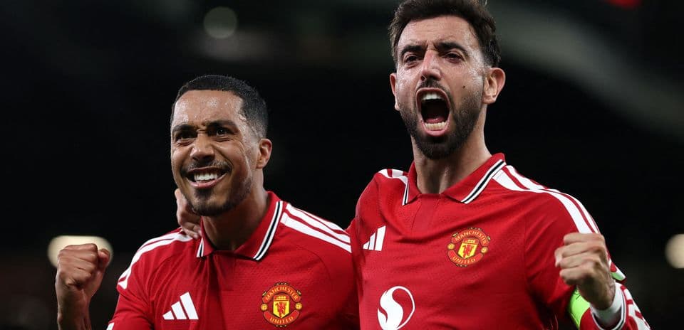 Michael Carrick celebra la alianza entre Kobbie Mainoo y Youri Tielemans en el centro del campo de Man Utd