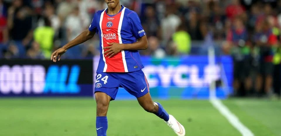 Senny Mayulu de PSG se lesiona en partido con la selección sub-21 de Francia