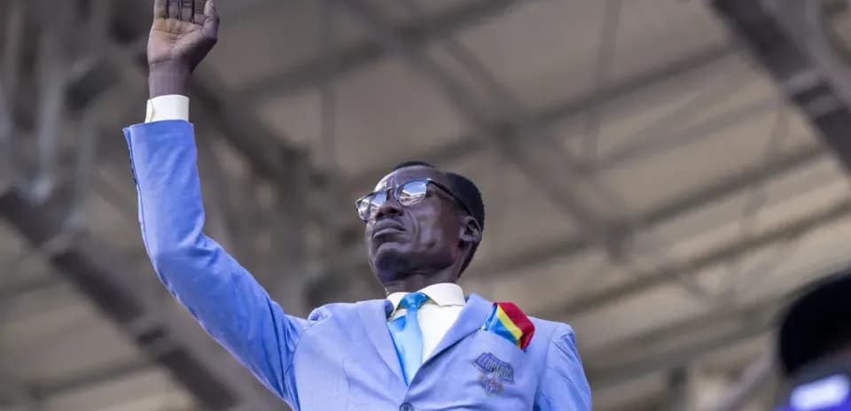 Conoce a Lumumba Vea, el icónico fanático de la República Democrática del Congo que siempre está de pie en los partidos