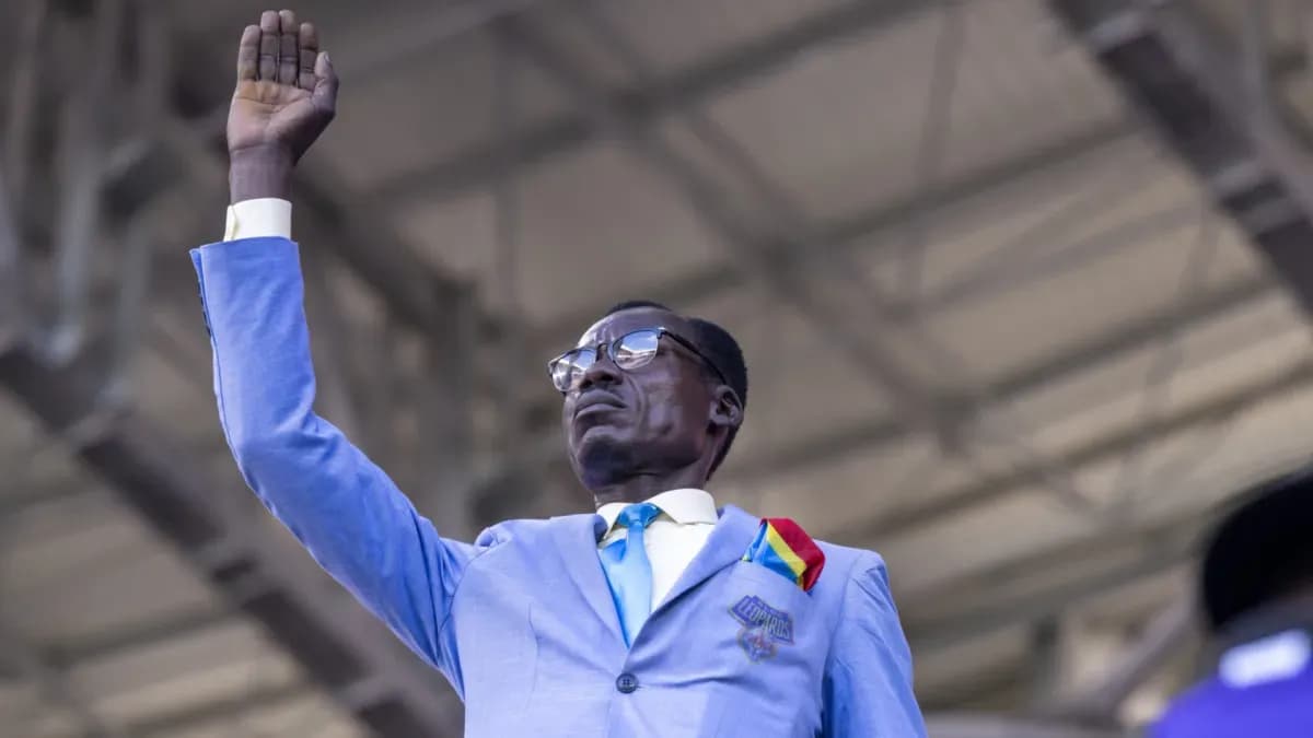 Conoce a Lumumba Vea, el icónico fanático de la República Democrática del Congo que siempre está de pie en los partidos