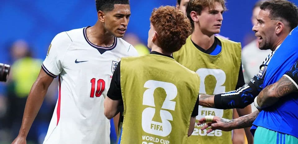 Jude Bellingham enfrenta a jugadores de Argentina tras derrota en semifinal y parece golpear a Valentín Barco