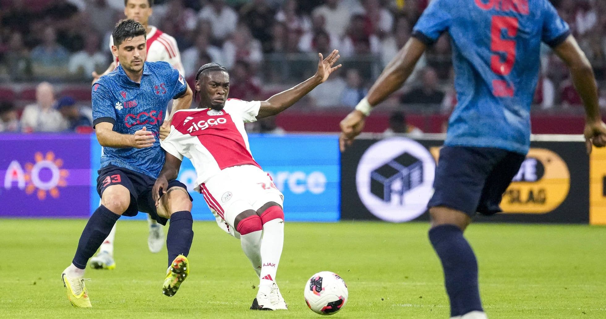 Rafael van der Vaart critica al defensor de Ajax Jorthy Mokio tras victoria en Conference League
