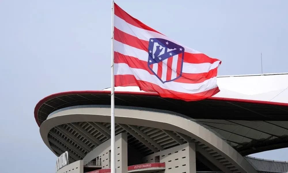 Bandera del Atlético de Madrid ondeando en el estadio Bandera del Atlético de Madrid ondeando en el estadio
