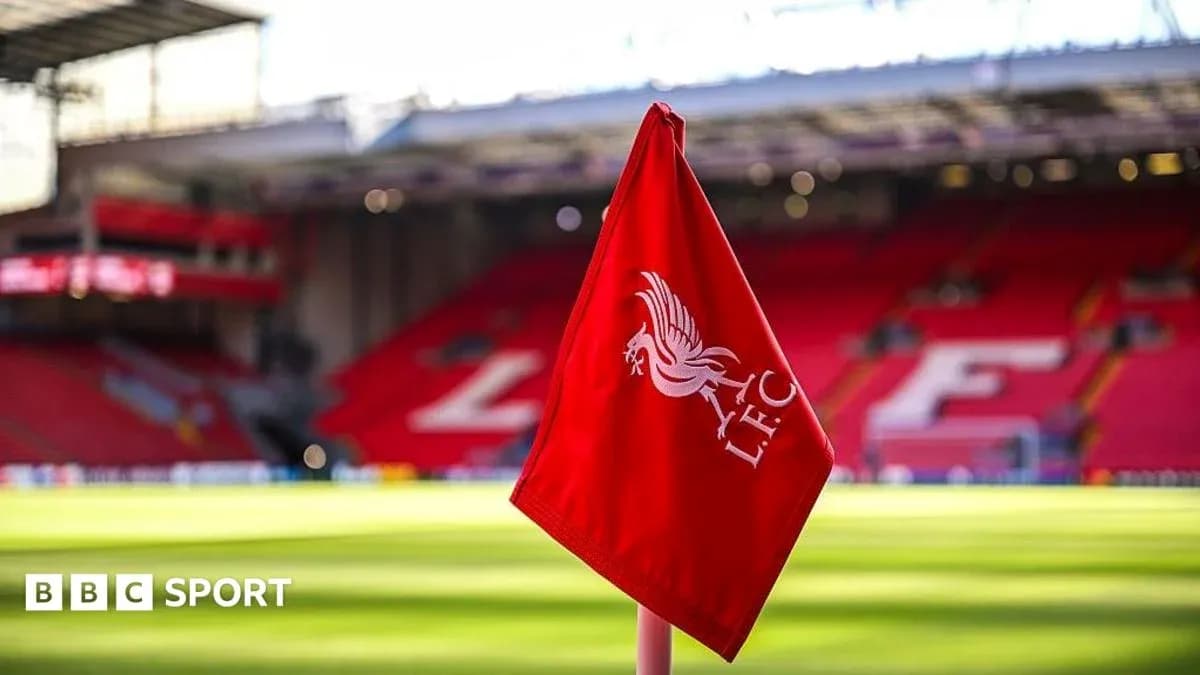Esquina de campo con bandera de Liverpool en estadio Esquina de campo con bandera de Liverpool en estadio