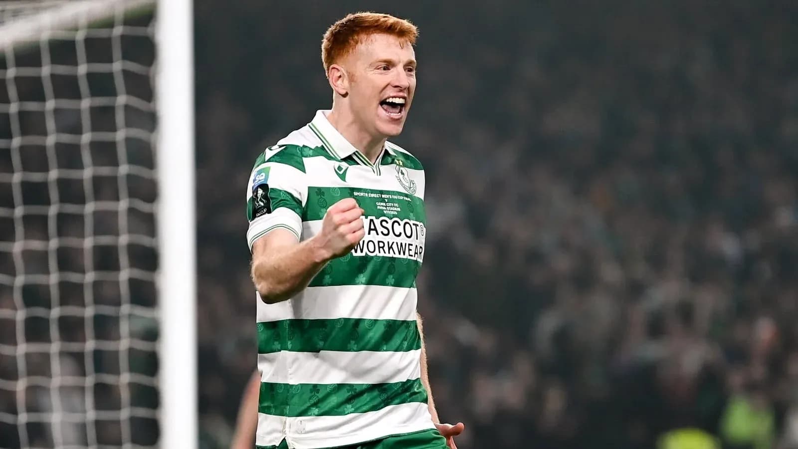 Jugador celebrando un gol con camiseta del Celtic Jugador celebrando un gol con camiseta del Celtic
