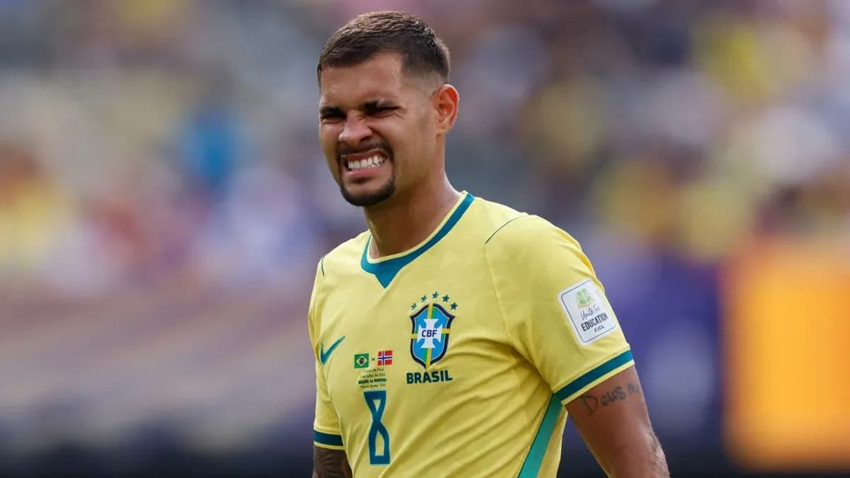Jugador de Brasil con camiseta amarilla durante el partido Jugador de Brasil con camiseta amarilla durante el partido