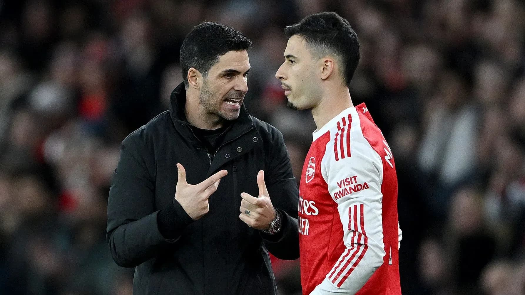 Entrenador hablando con jugador durante el partido Entrenador hablando con jugador durante el partido