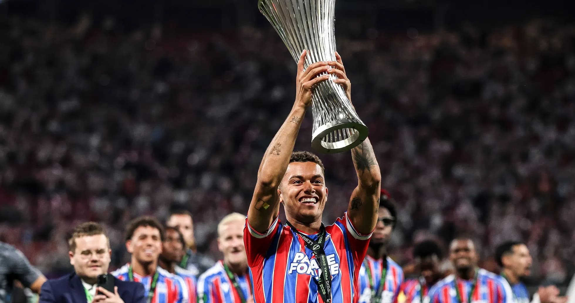 Jugador levantando trofeo de la Europa League Jugador levantando trofeo de la Europa League