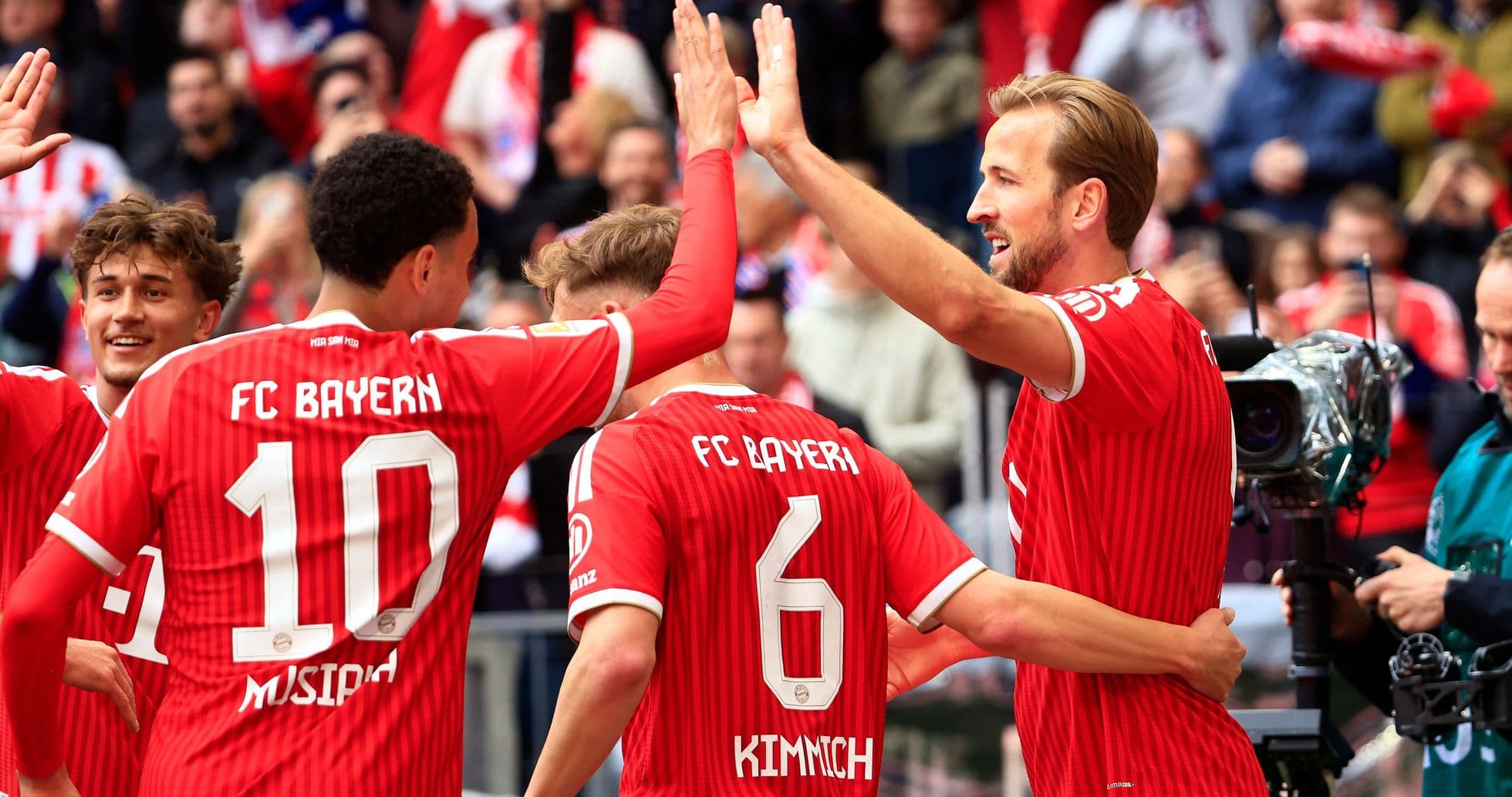 Jugadores del Bayern celebrando un gol en partido Jugadores del Bayern celebrando un gol en partido