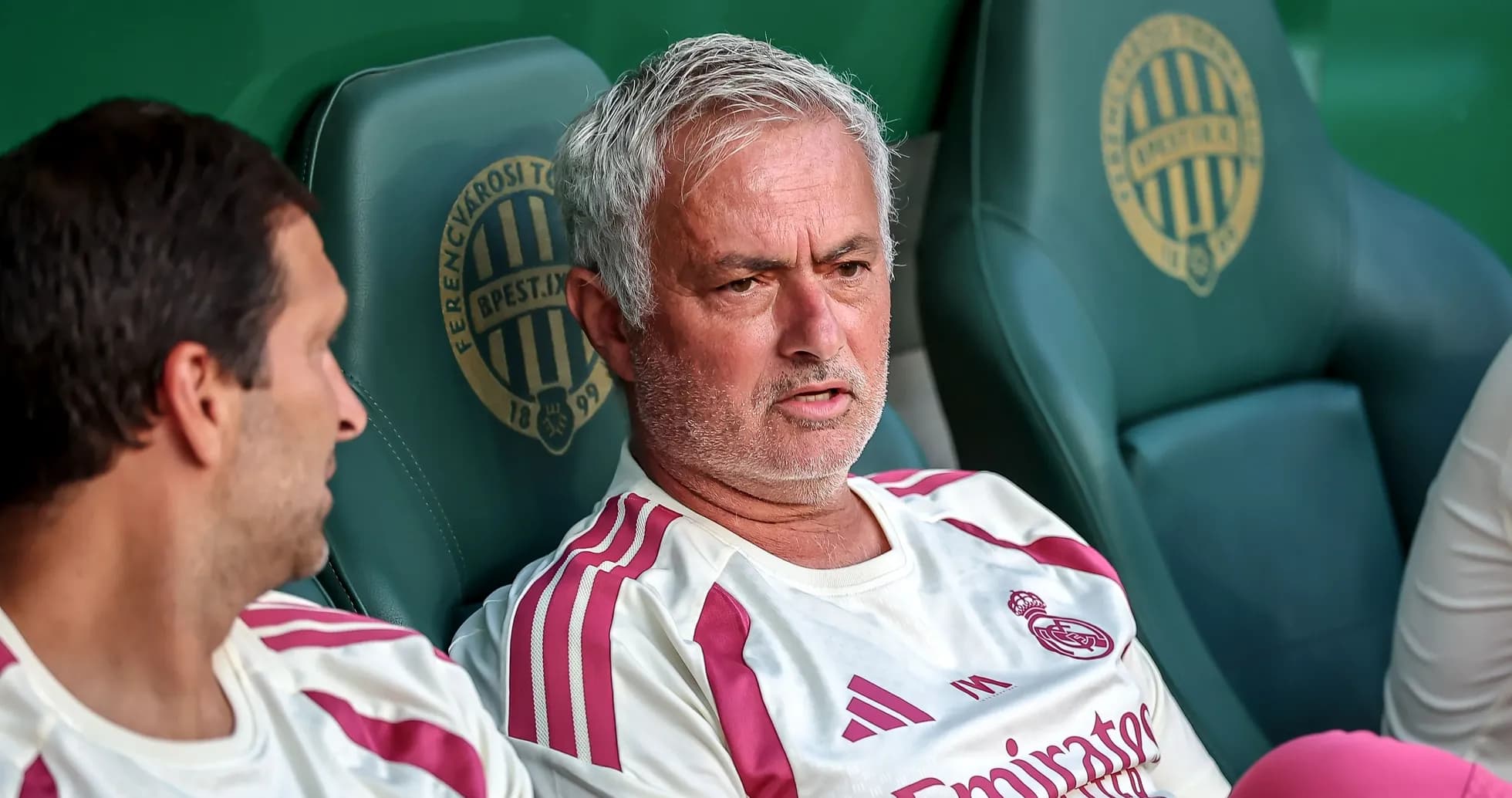 Entrenador sentado en el banquillo durante el partido Entrenador sentado en el banquillo durante el partido
