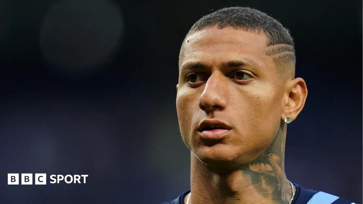 Jugador con tatuaje y peinado corto en el campo Jugador con tatuaje y peinado corto en el campo