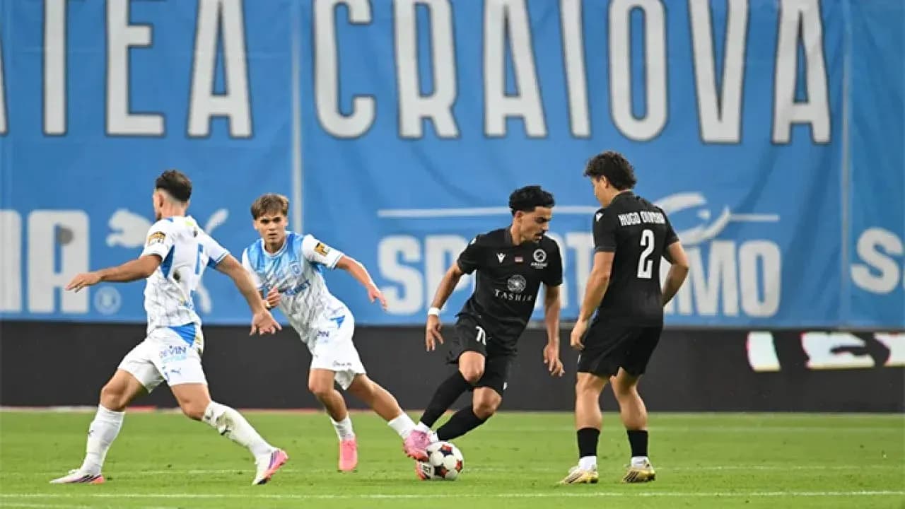 Jugadores compitiendo en el partido de fútbol Jugadores compitiendo en el partido de fútbol