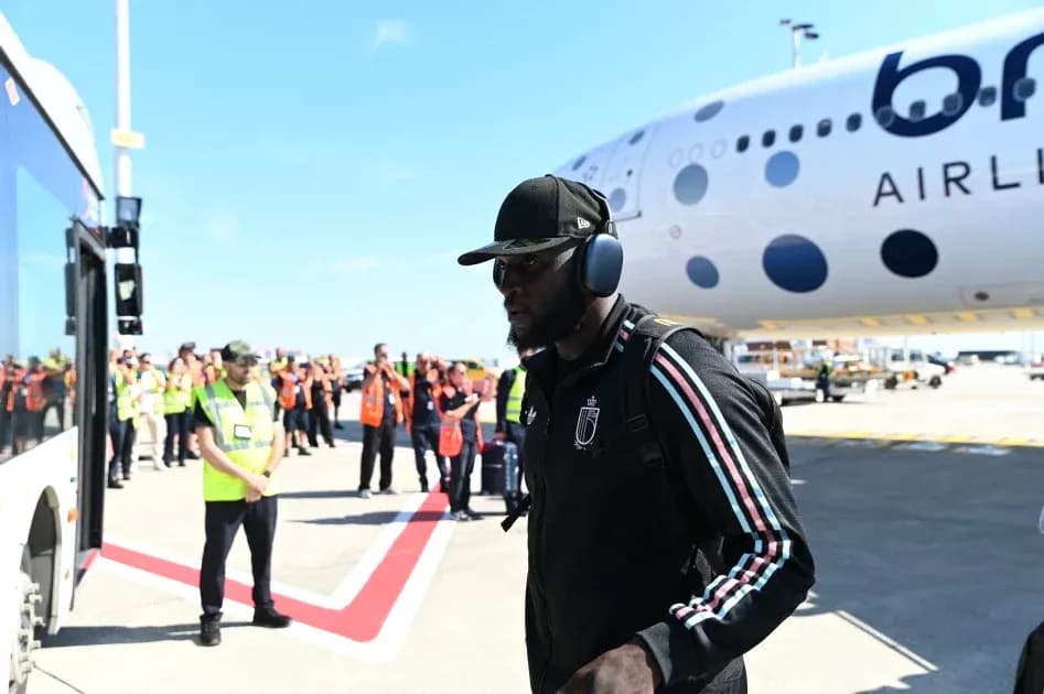 Jugador llegando al aeropuerto junto al avión Jugador llegando al aeropuerto junto al avión