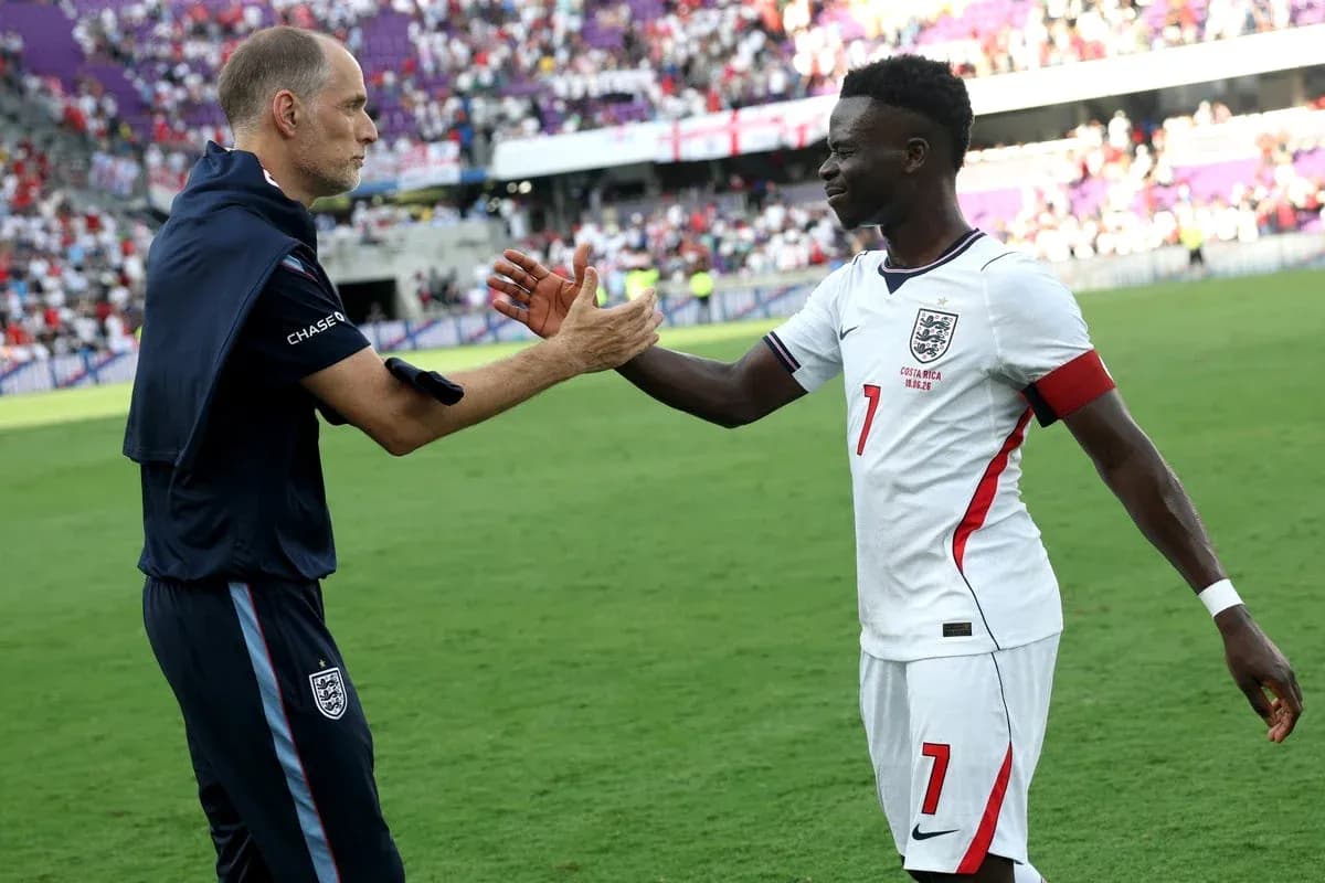 Entrenador y jugador de Inglaterra se saludan tras partido Entrenador y jugador de Inglaterra se saludan tras partido