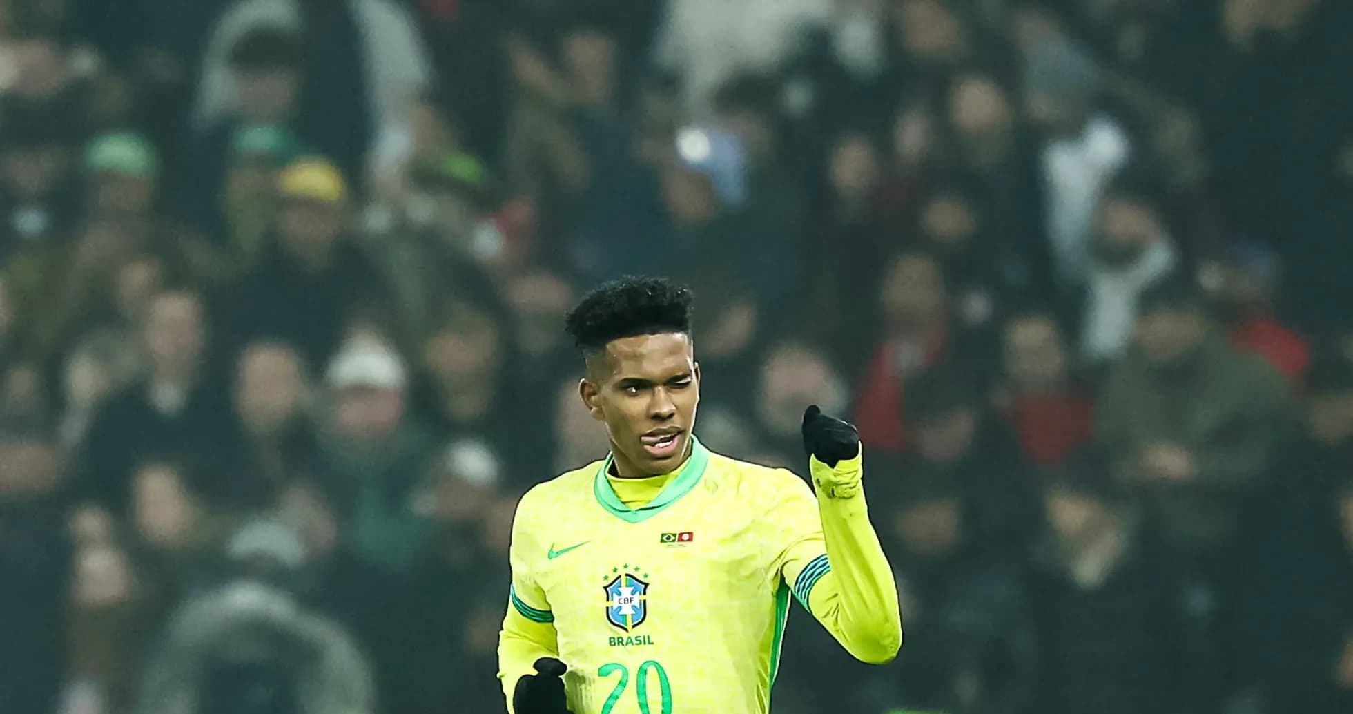 Jugador de Brasil en el campo durante un partido Jugador de Brasil en el campo durante un partido