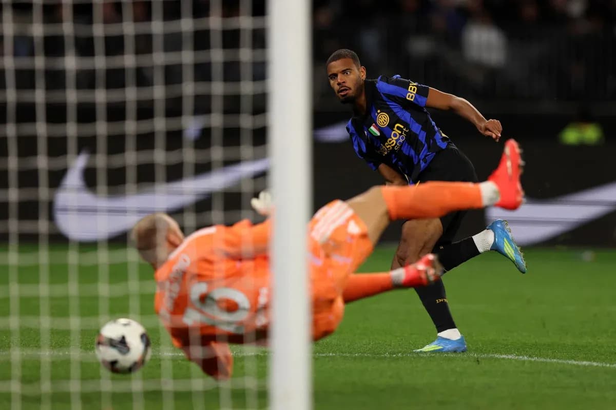 Jugador de Inter lanzando un tiro penalti Jugador de Inter lanzando un tiro penalti