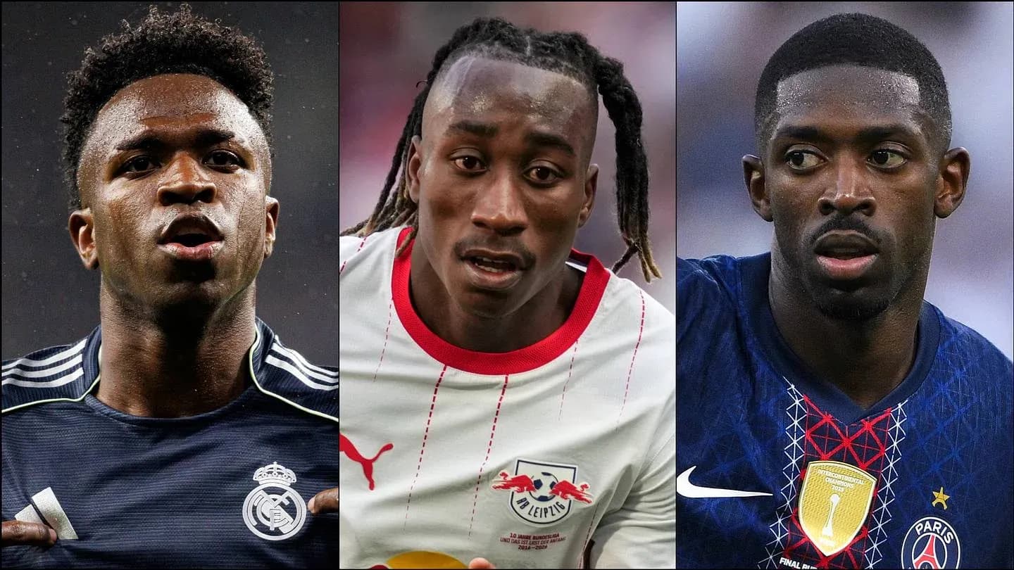 Tres jugadores de fútbol en acción durante un partido Tres jugadores de fútbol en acción durante un partido