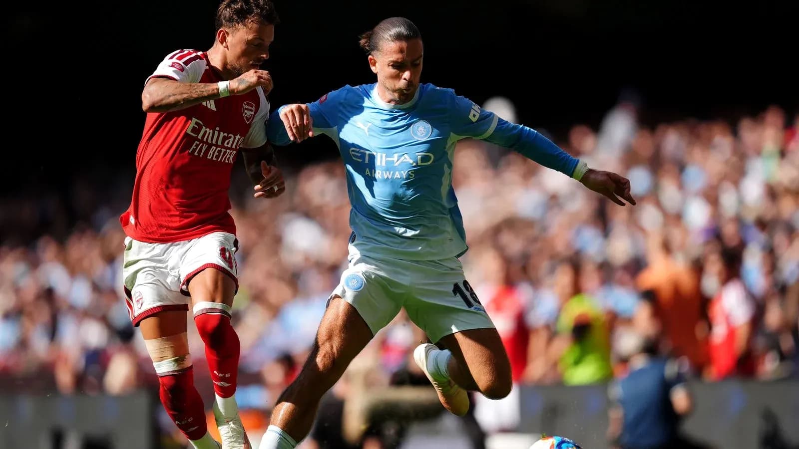 Jugadores de Arsenal y Manchester City compitiendo por el balón Jugadores de Arsenal y Manchester City compitiendo por el balón