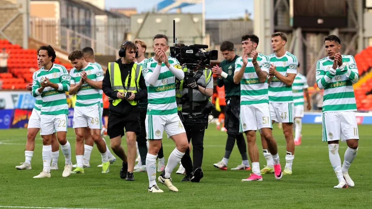 Jugadores de Celtic aplaudiendo tras el partido Jugadores de Celtic aplaudiendo tras el partido