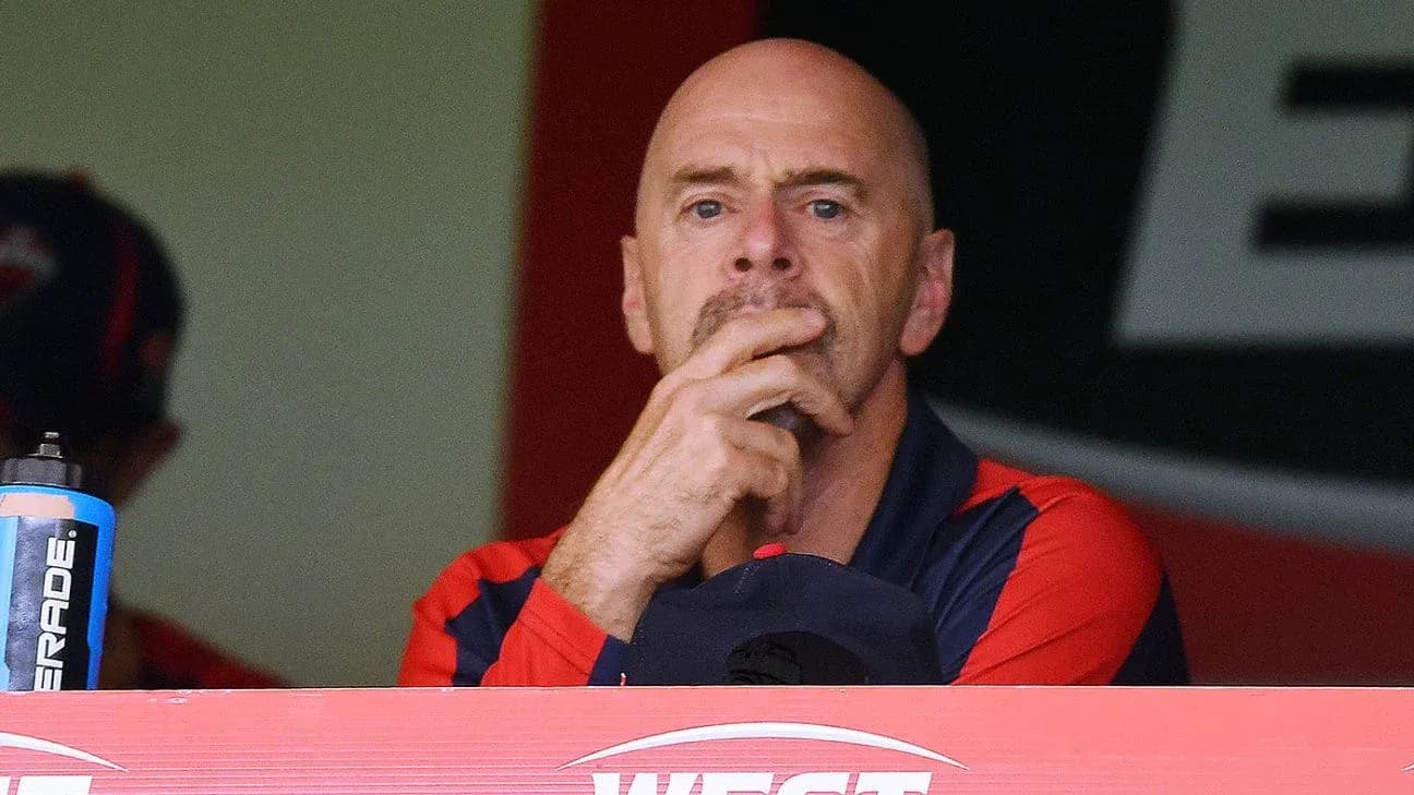 Entrenador observando el partido desde la tribuna Entrenador observando el partido desde la tribuna