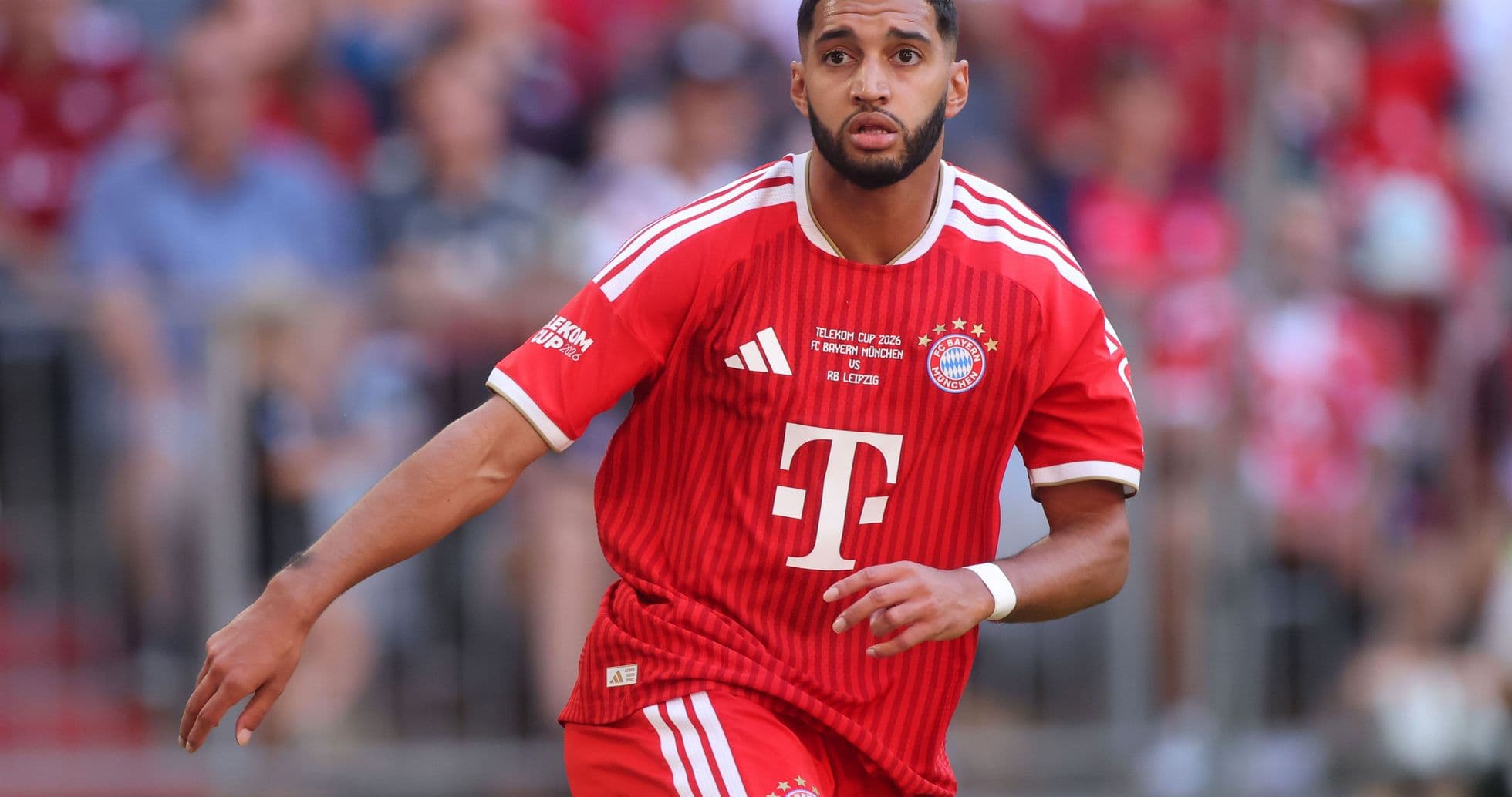 Jugador de Bayern Múnich corriendo en el campo Jugador de Bayern Múnich corriendo en el campo