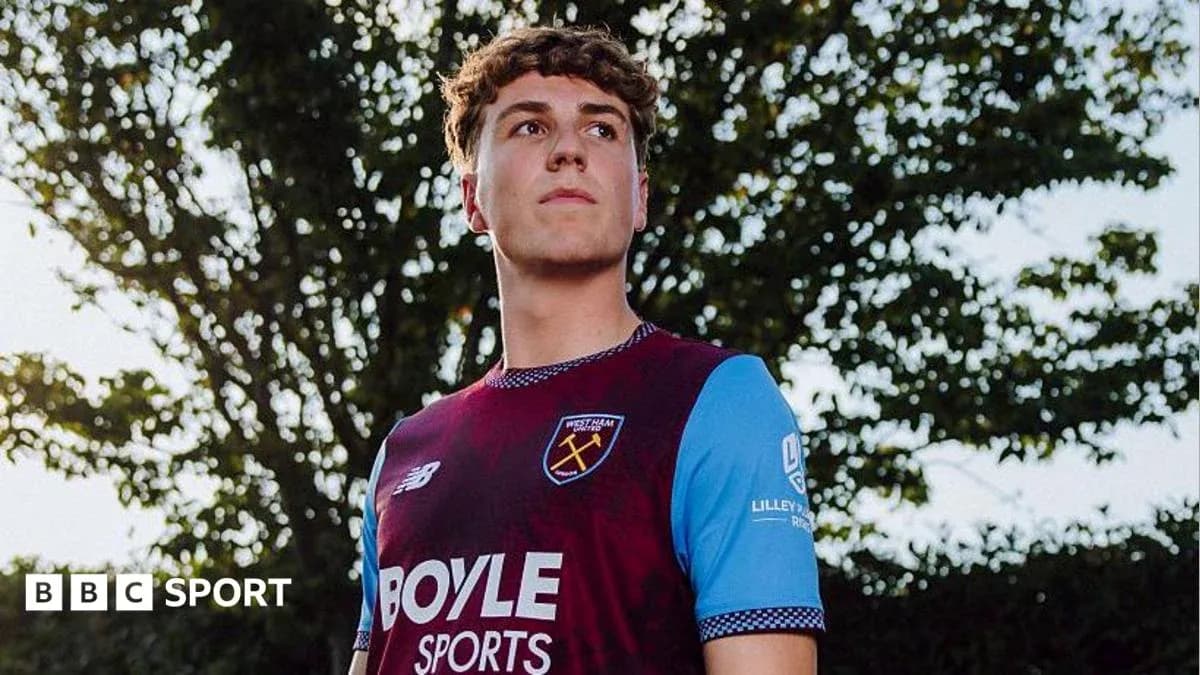 Jugador posando con camiseta de West Ham United Jugador posando con camiseta de West Ham United