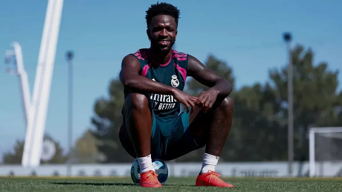 Jugador de Real Madrid sentado en el campo de entrenamiento Jugador de Real Madrid sentado en el campo de entrenamiento