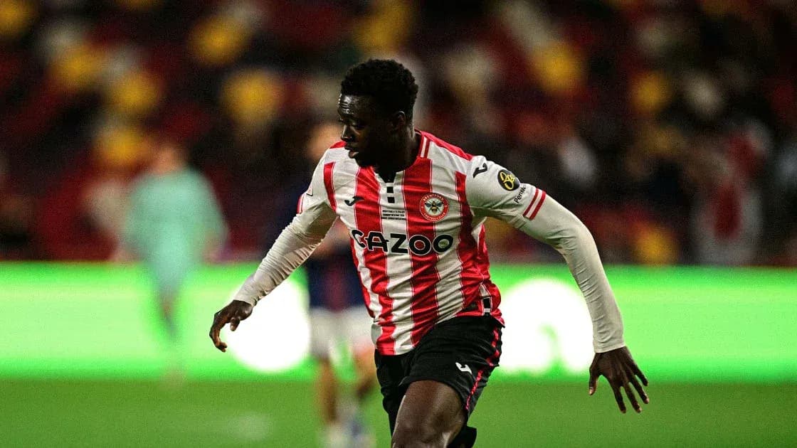 Jugador de Brentford corriendo con el balón en el campo Jugador de Brentford corriendo con el balón en el campo