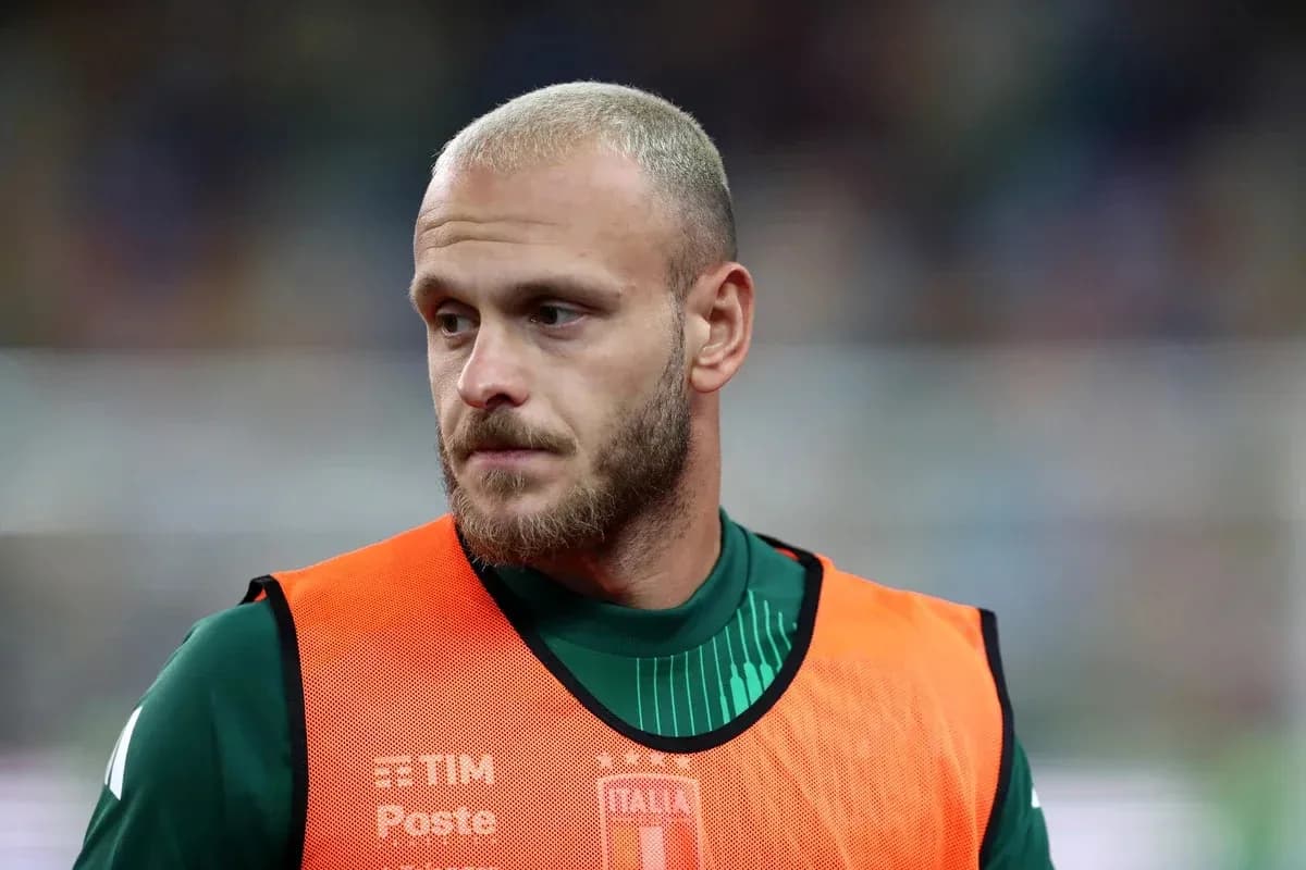 Jugador con chaleco en el banquillo de Italia Jugador con chaleco en el banquillo de Italia