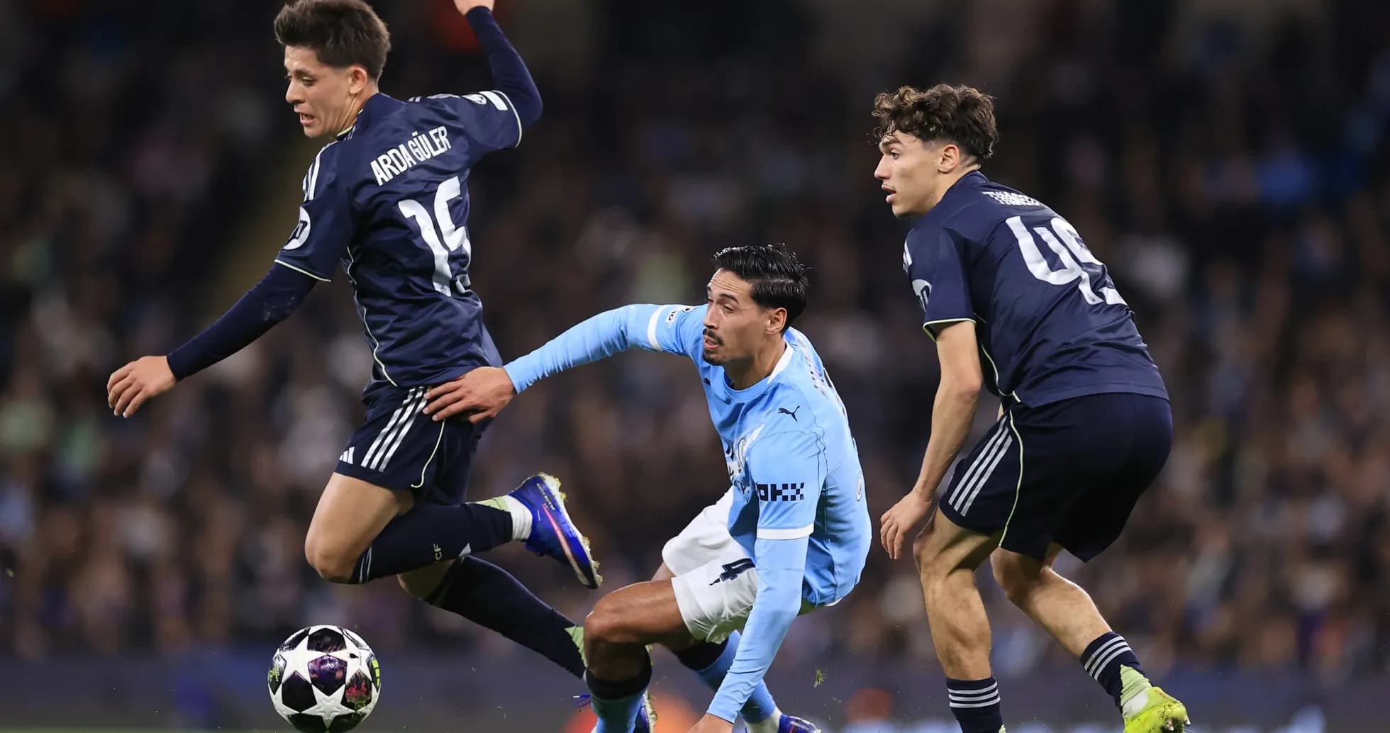 Jugadores compitiendo por el balón en partido Jugadores compitiendo por el balón en partido