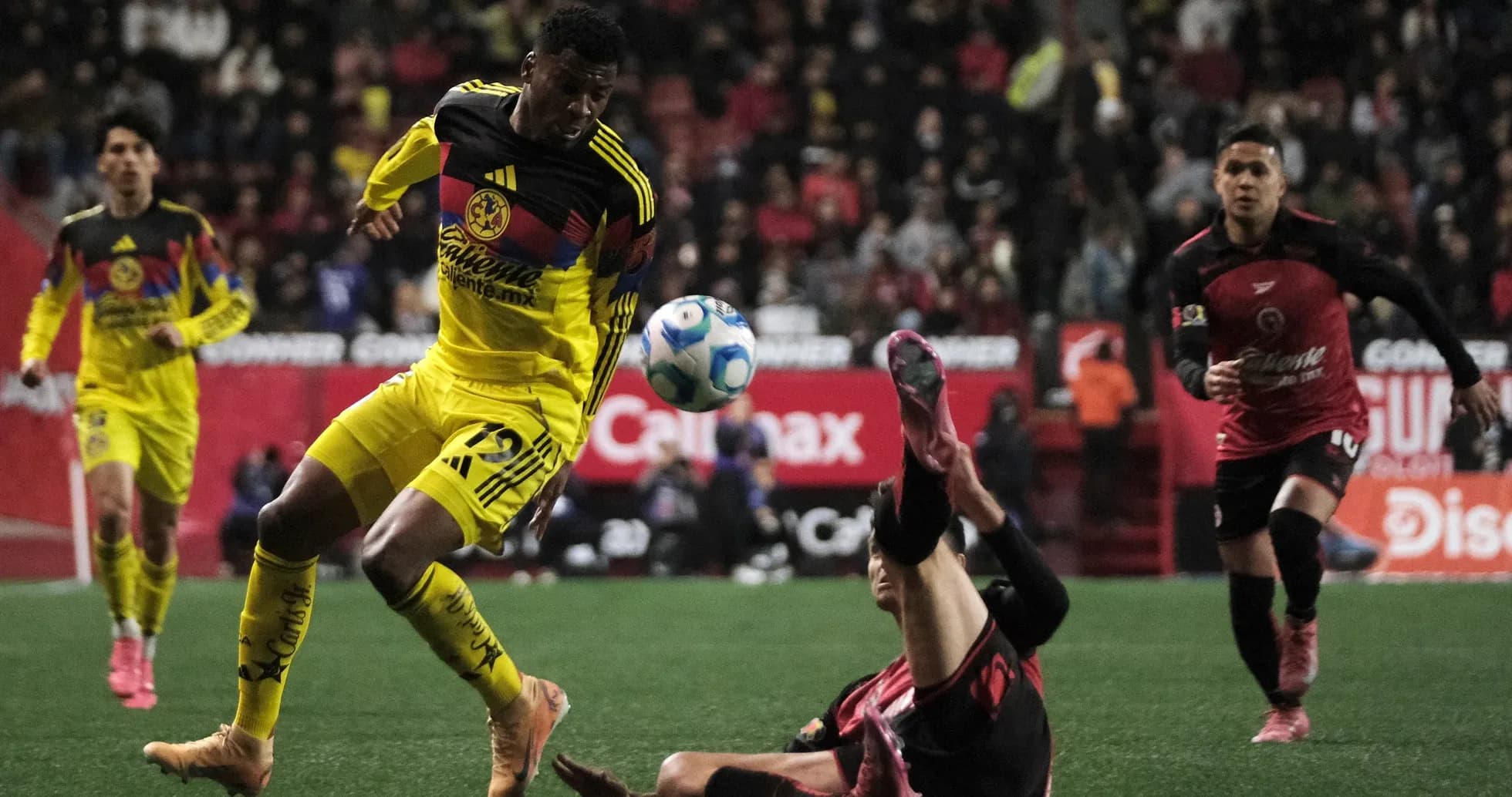 Jugador de Club América durante el partido Jugador de Club América durante el partido