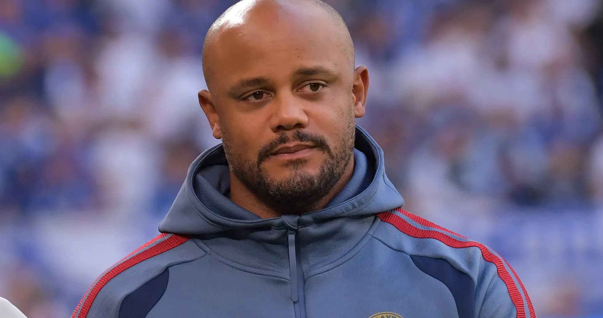 Entrenador de fútbol con sudadera en el campo Entrenador de fútbol con sudadera en el campo