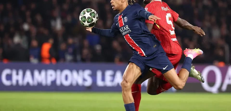 Jugador de PSG luchando por el balón contra Liverpool Jugador de PSG luchando por el balón contra Liverpool