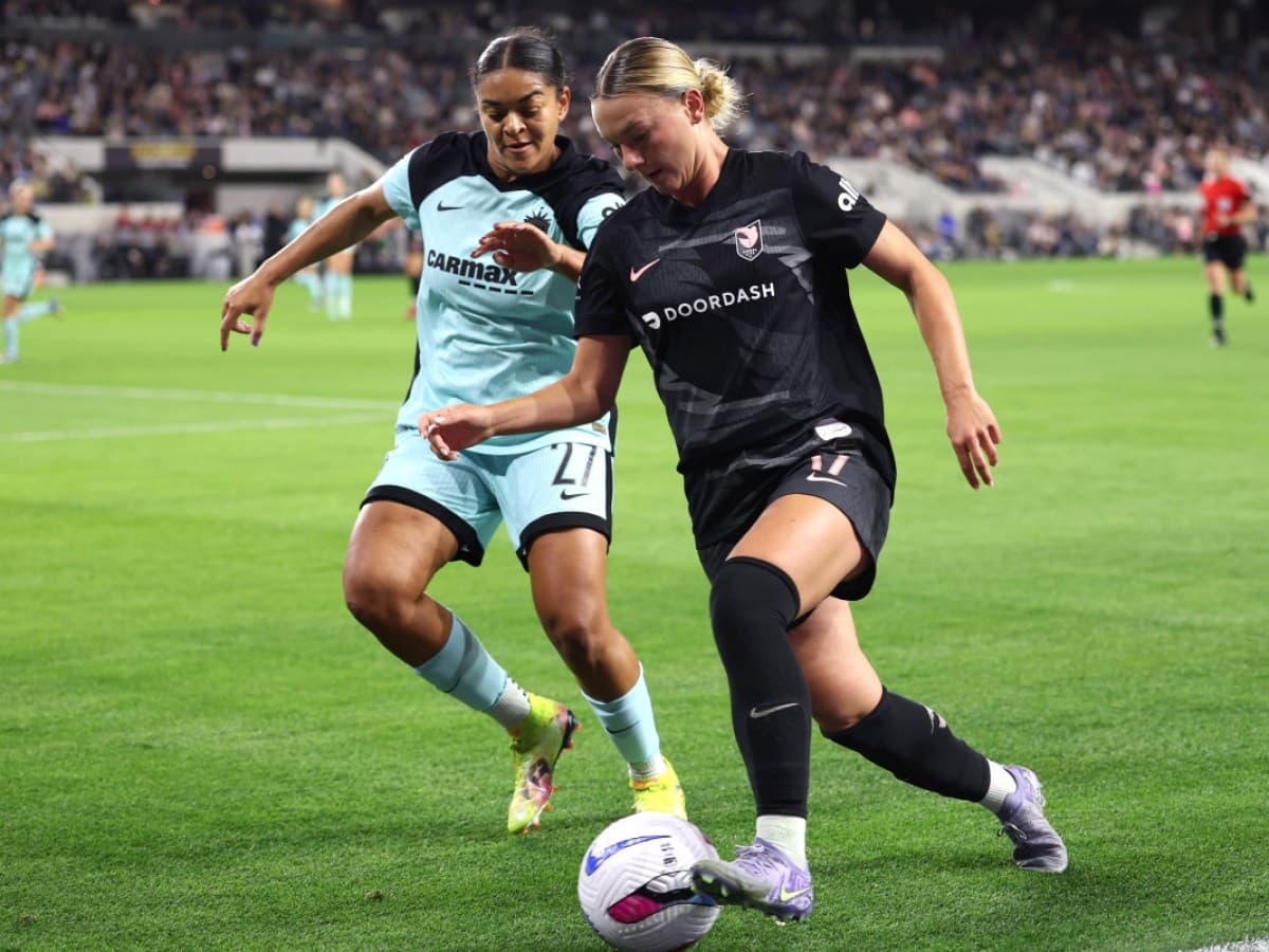 Dos jugadoras compitiendo por el balón Dos jugadoras compitiendo por el balón
