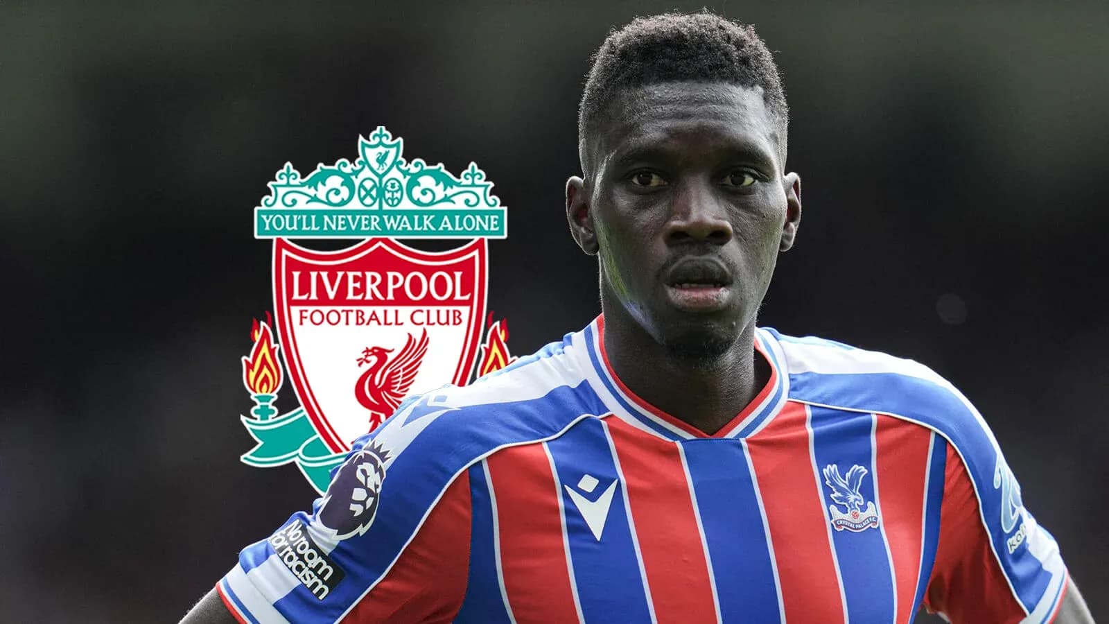 Jugador de Crystal Palace frente al logo de Liverpool Jugador de Crystal Palace frente al logo de Liverpool