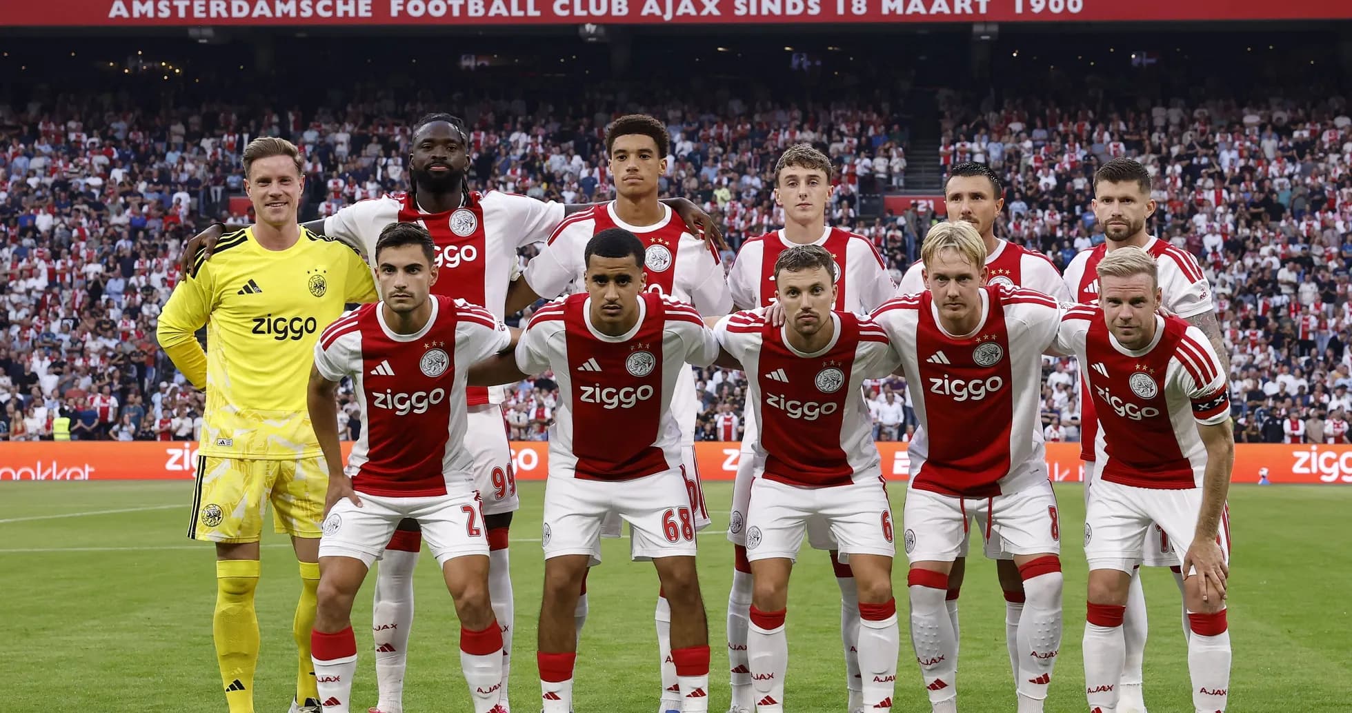 Jugadores de Ajax posando antes del partido Jugadores de Ajax posando antes del partido
