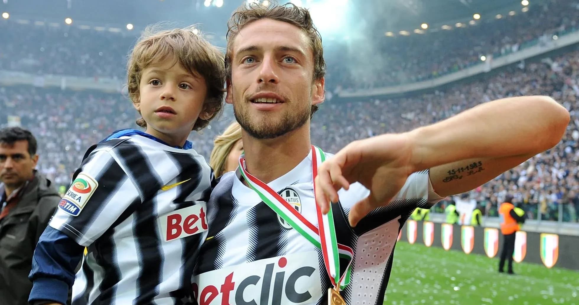 Jugador de Juventus sosteniendo a un niño celebrando Jugador de Juventus sosteniendo a un niño celebrando