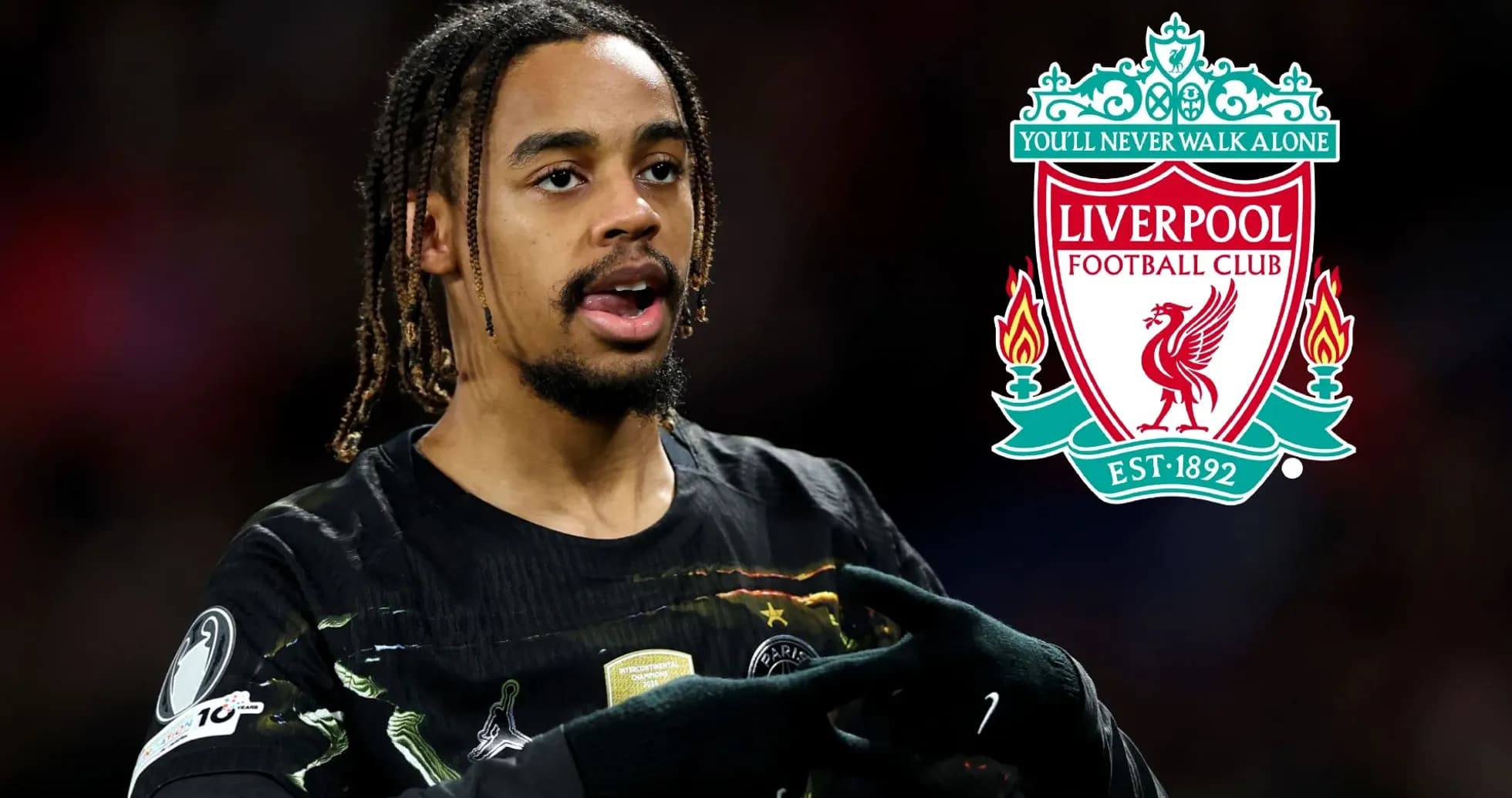 Jugador señalando el escudo del Liverpool FC Jugador señalando el escudo del Liverpool FC