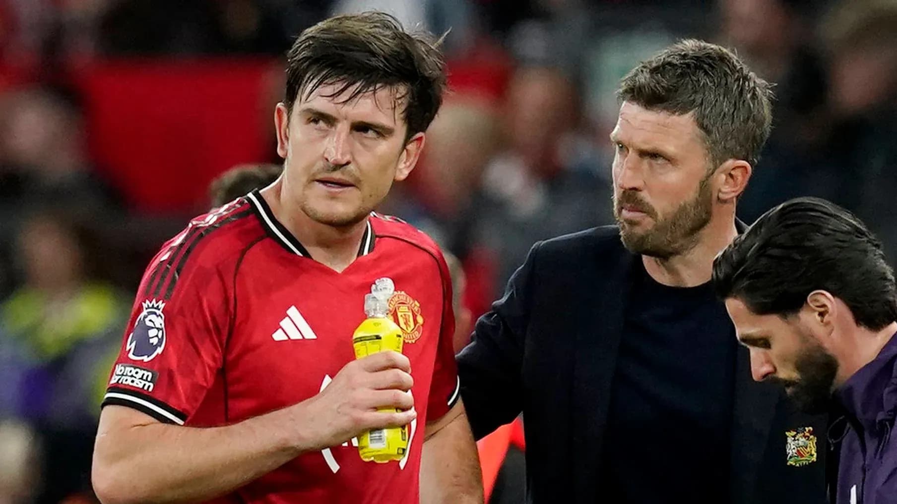 Jugador de Manchester United siendo atendido por el cuerpo técnico Jugador de Manchester United siendo atendido por el cuerpo técnico