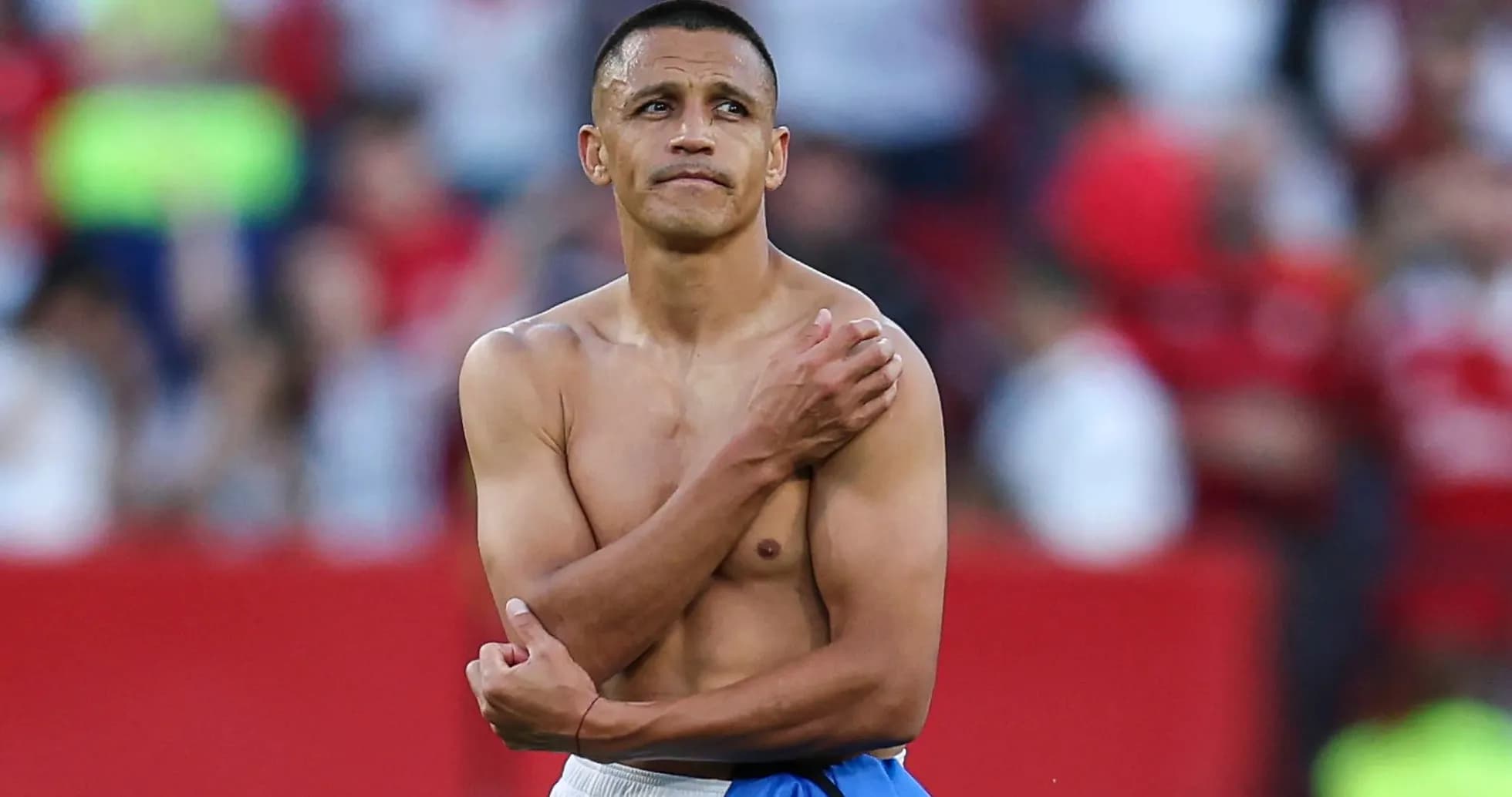Jugador de fútbol sin camiseta en el campo Jugador de fútbol sin camiseta en el campo